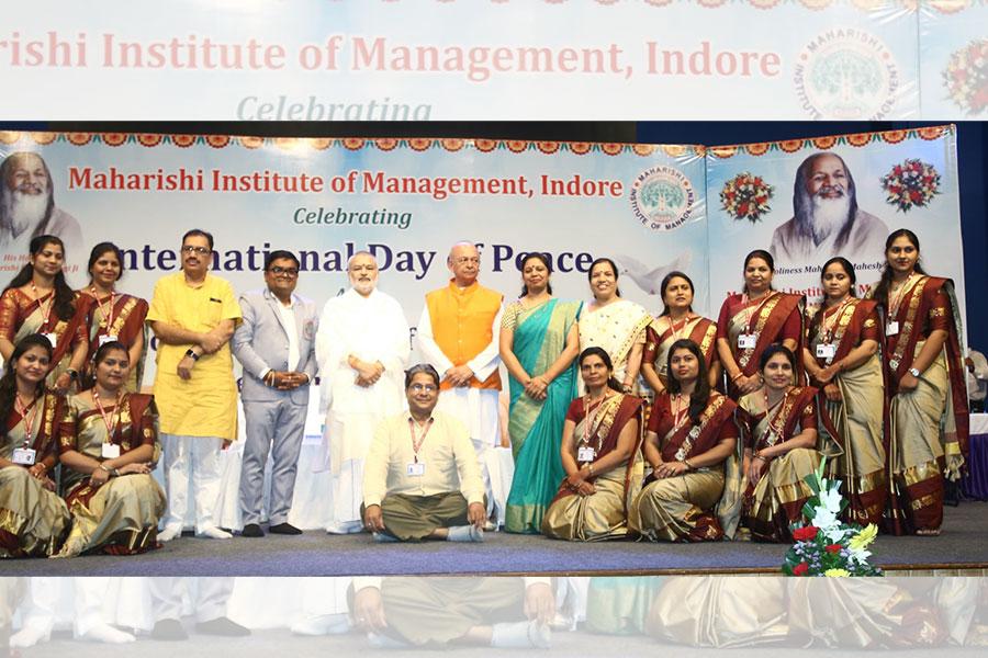 International Day of Peace and the commencement of the academic session of Maharishi Institute of Management, Indore. Padmashree Dr. Janak Palta Magligan was the chief guest of the programme and international poet Professor Rajeev Sharma and Dr. Rajeev Dixit DCDC, Devi Ahilya University were the special guests. 